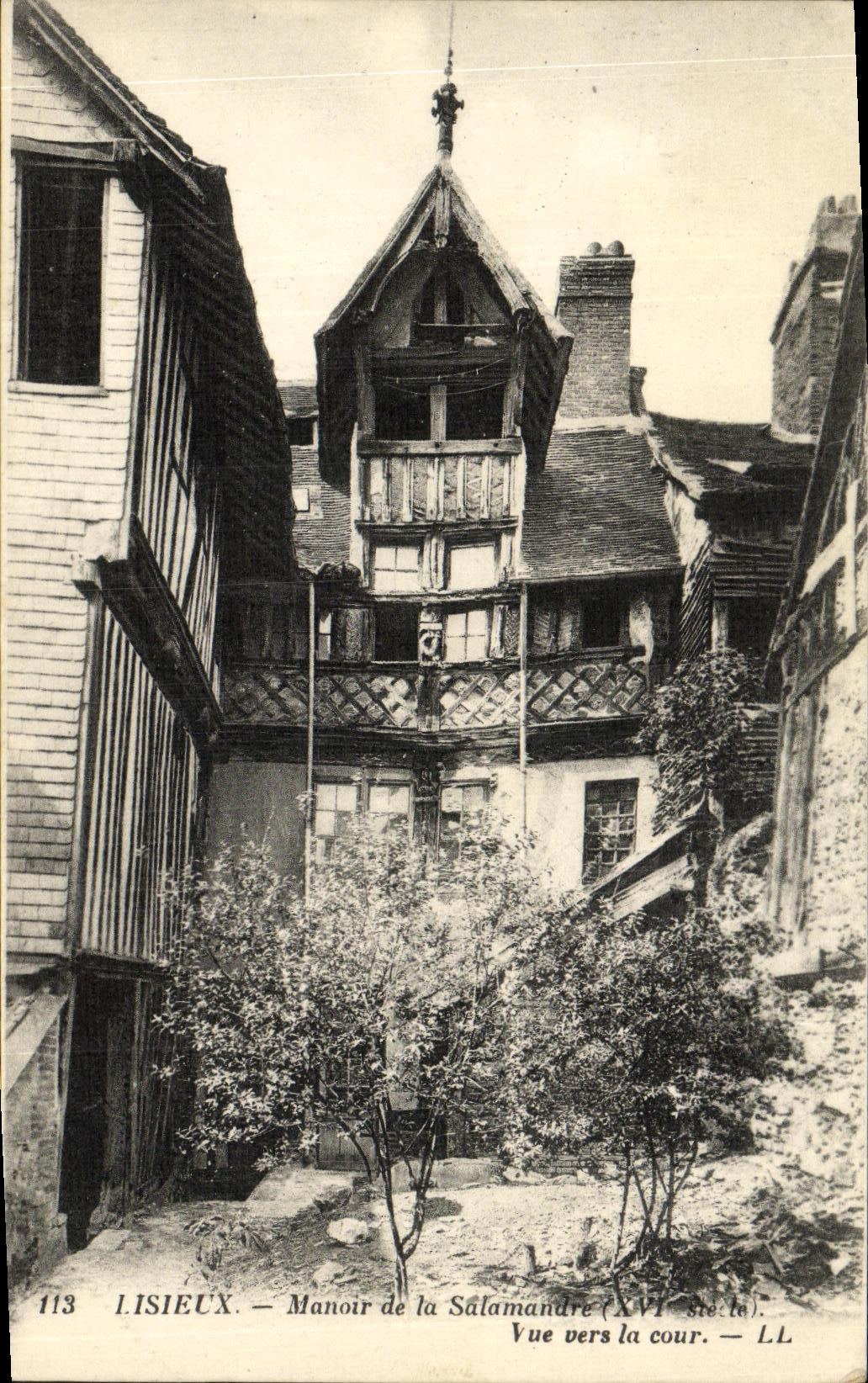 Lisieux — Manoir de la Salamandre (XVIe siècle) — Vue vers la cour — LL