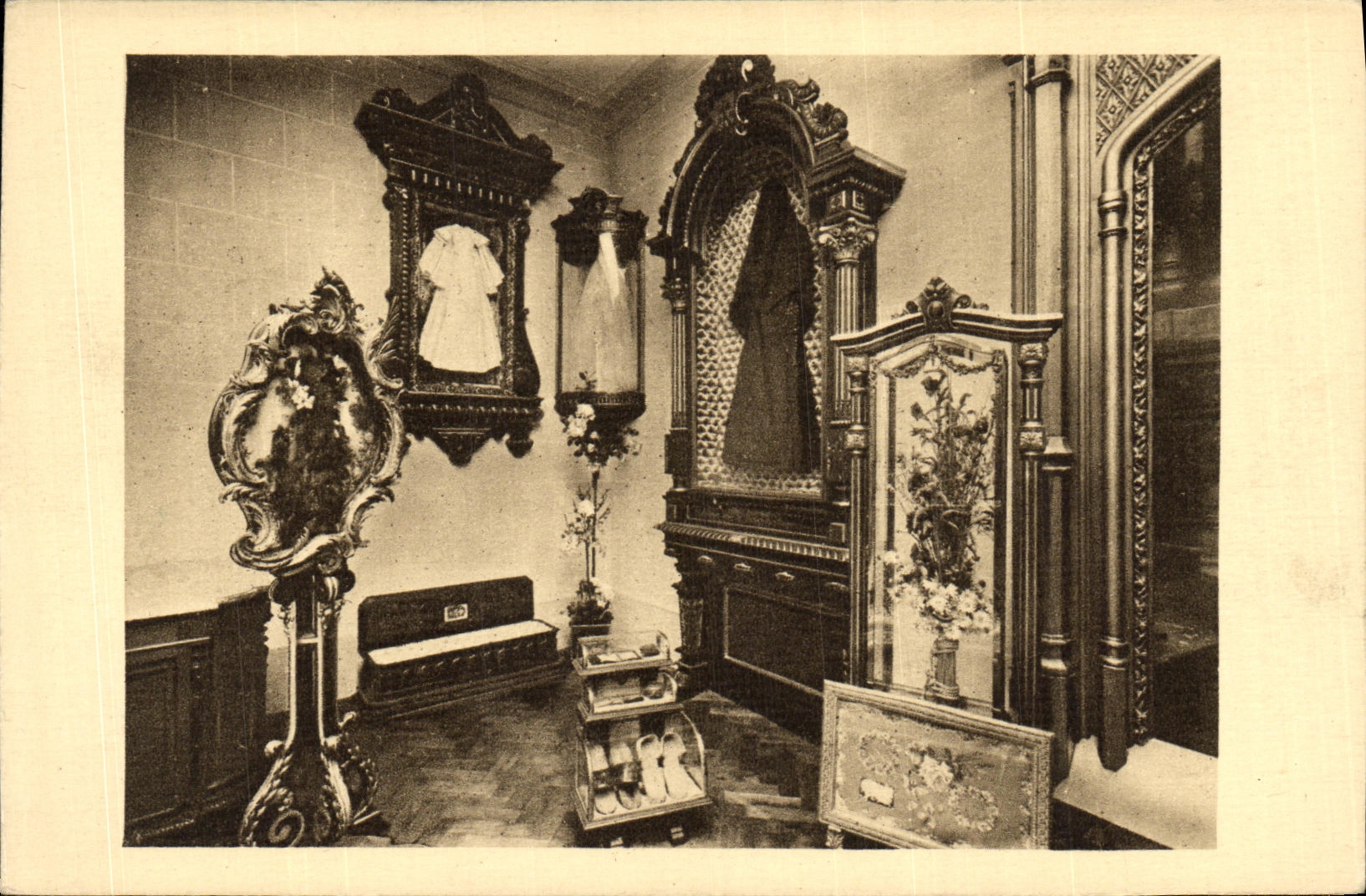 Salle des Reliqués au Carmel de Lisieux — exposition de reliques — éditeur non visible