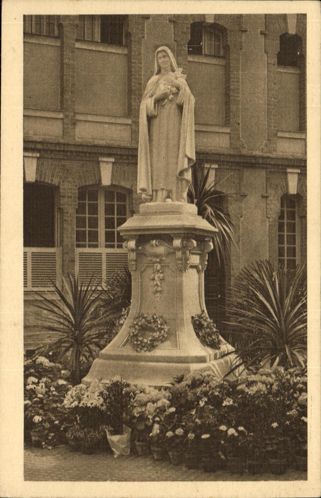Statue de Sainte Thérèse de l'Enfant-Jésus — cour d'entrée du couvent des Carmes de Lisieux — éditeur non visible