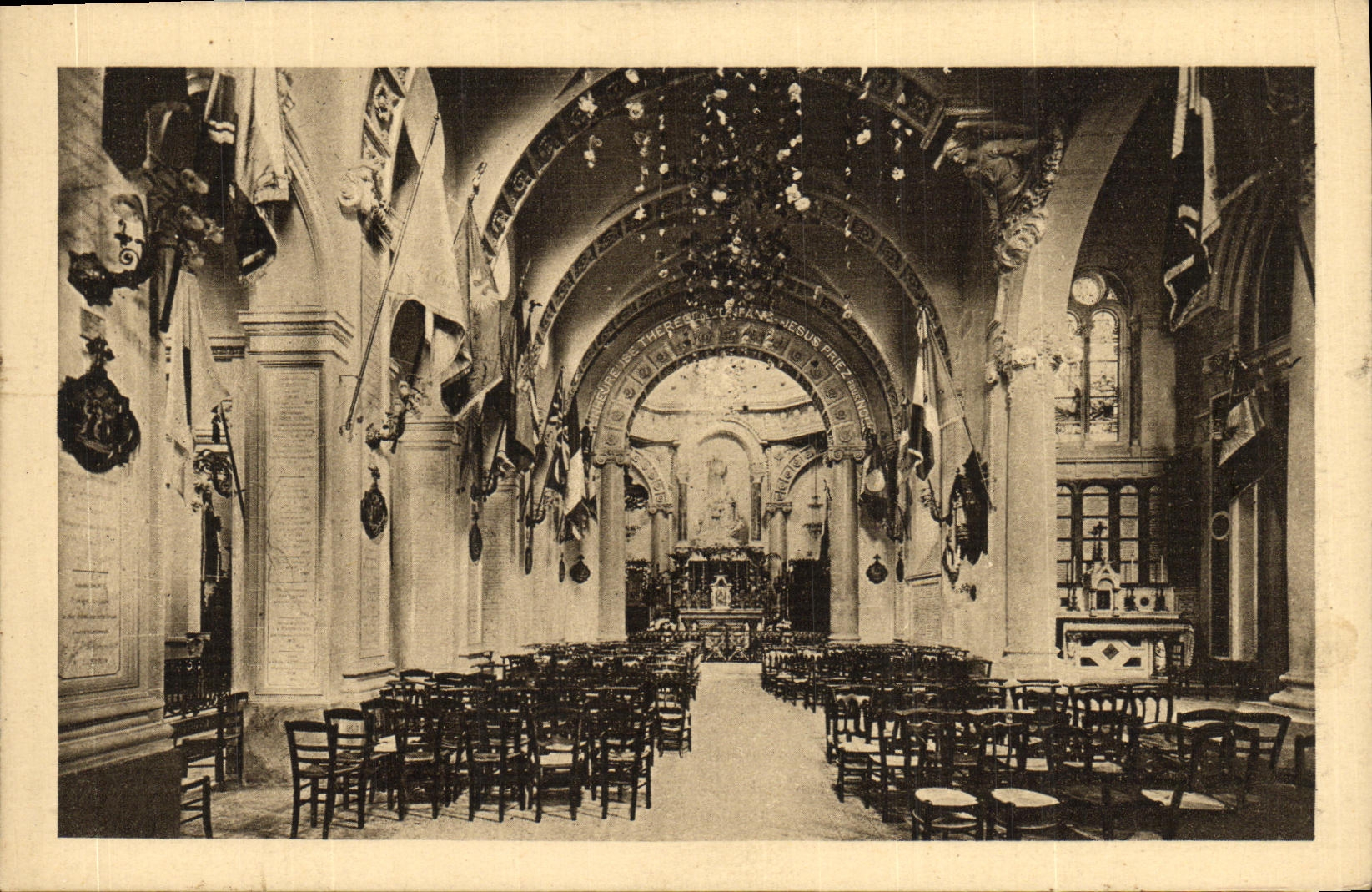 CPA Lisieux Chapelle des Carmelites de Lisieux paree pour les fetes du TRidum Mai 1923