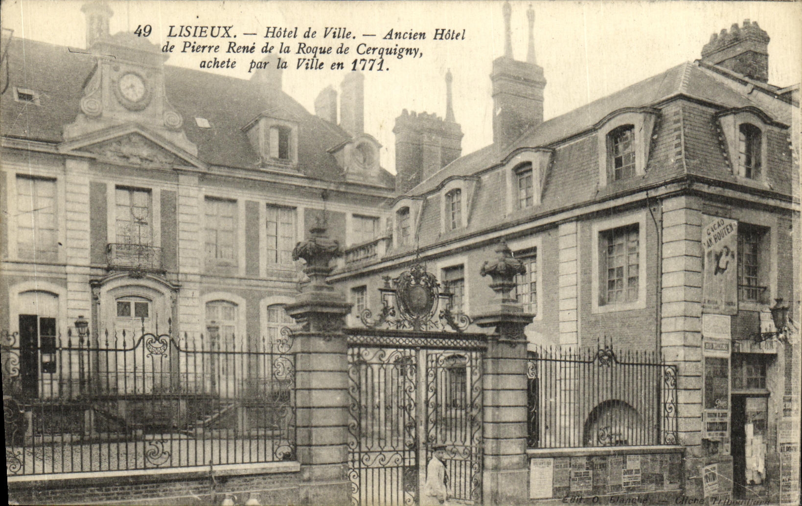 Lisieux — Hôtel de Ville — Ancien Hôtel de Pierre René de la Roque de Cerquigny, acheté par la Ville en 1771