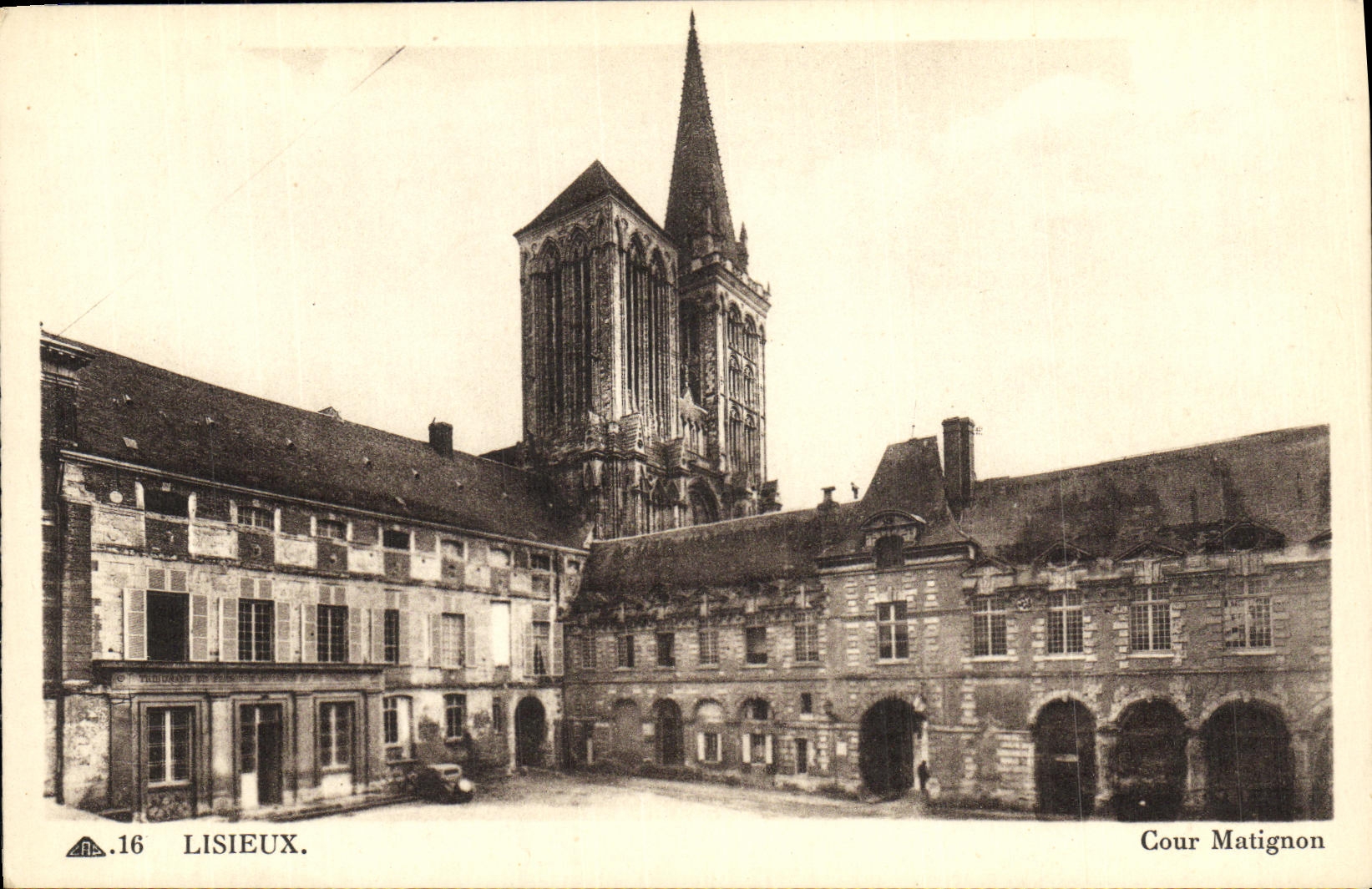 Lisieux — Cour Matignon avec église — Photographe de Lisieux, n°16