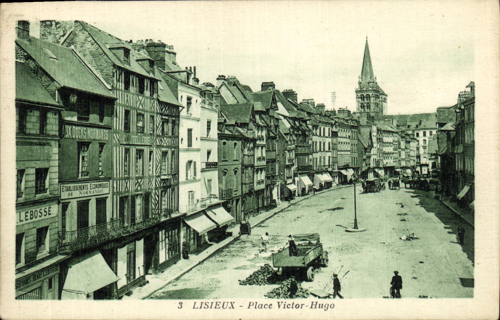 LISIEUX - Place Victor-Hugo — vue de la rue avec édifice à colombages et église en arrière-plan — éditeur J. Nosais, Nantes