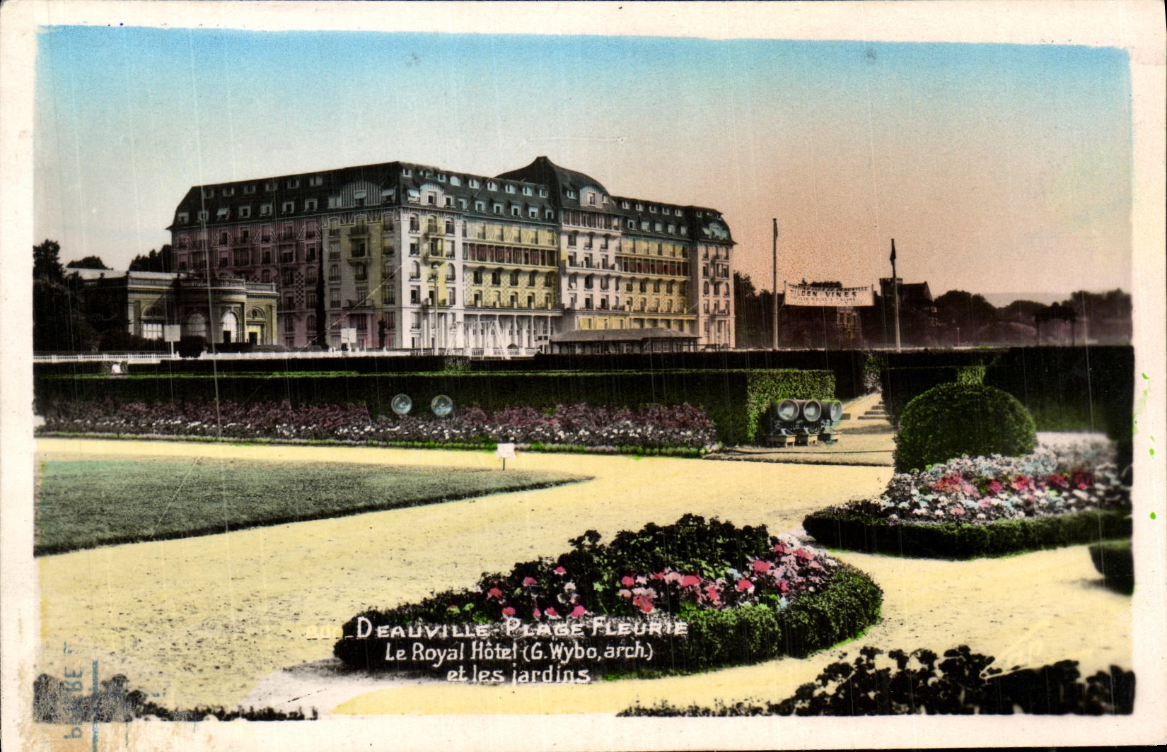 Deauville - Place Fleurie — Le Royal Hôtel et les jardins — (G. Wybo, arch.)