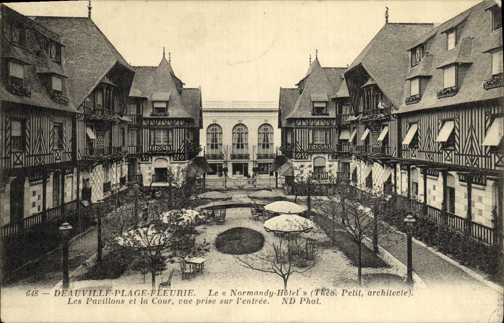 Deauville-Plage-Fleurie — I Pavillon e il Cortile del « Normandy-Hôtel » — Théo. Petit, architetto