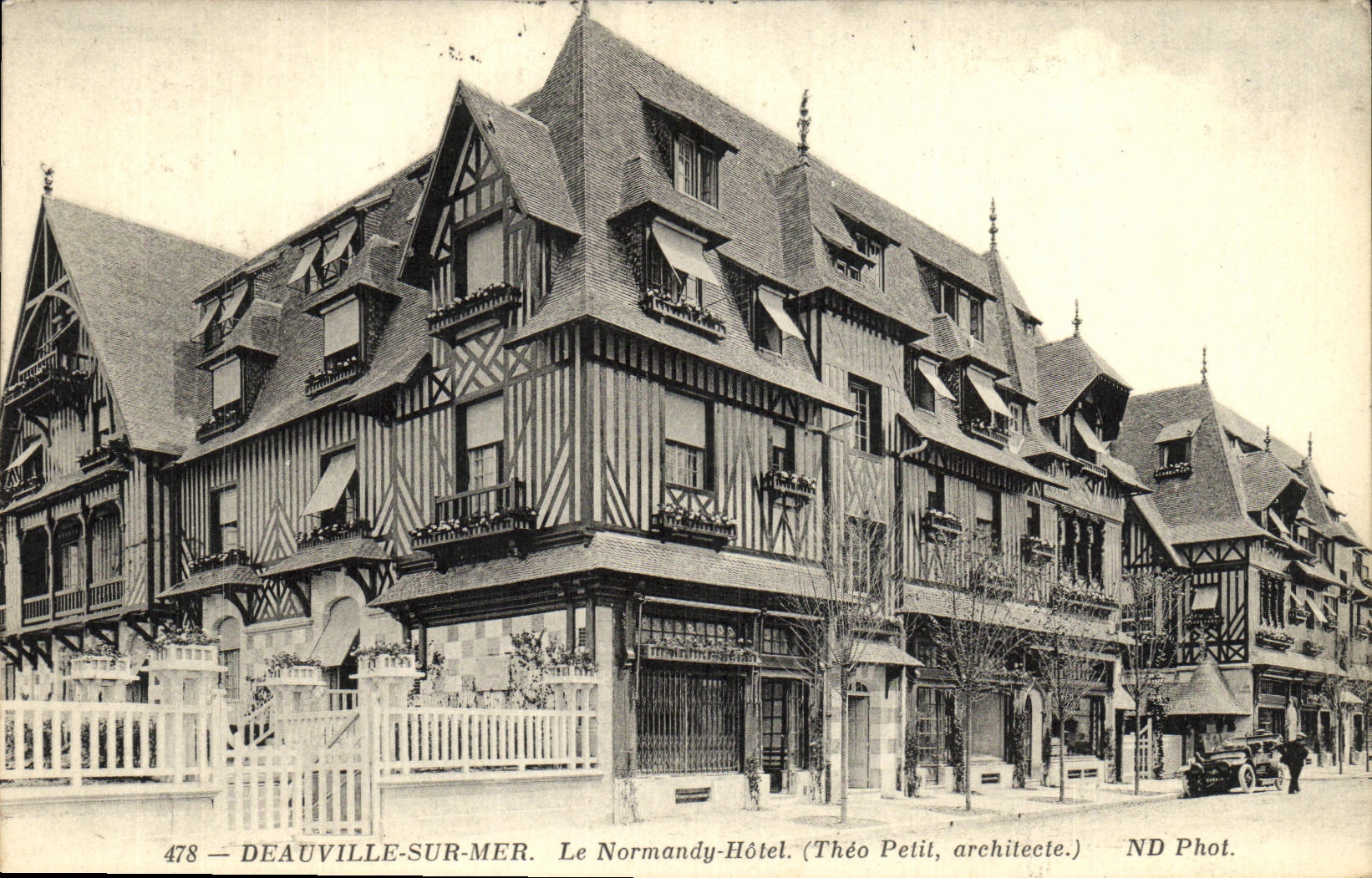 Deauville-sur-Mer — Le Normandy-Hôtel — Théo Petit, architecte — ND Phot.