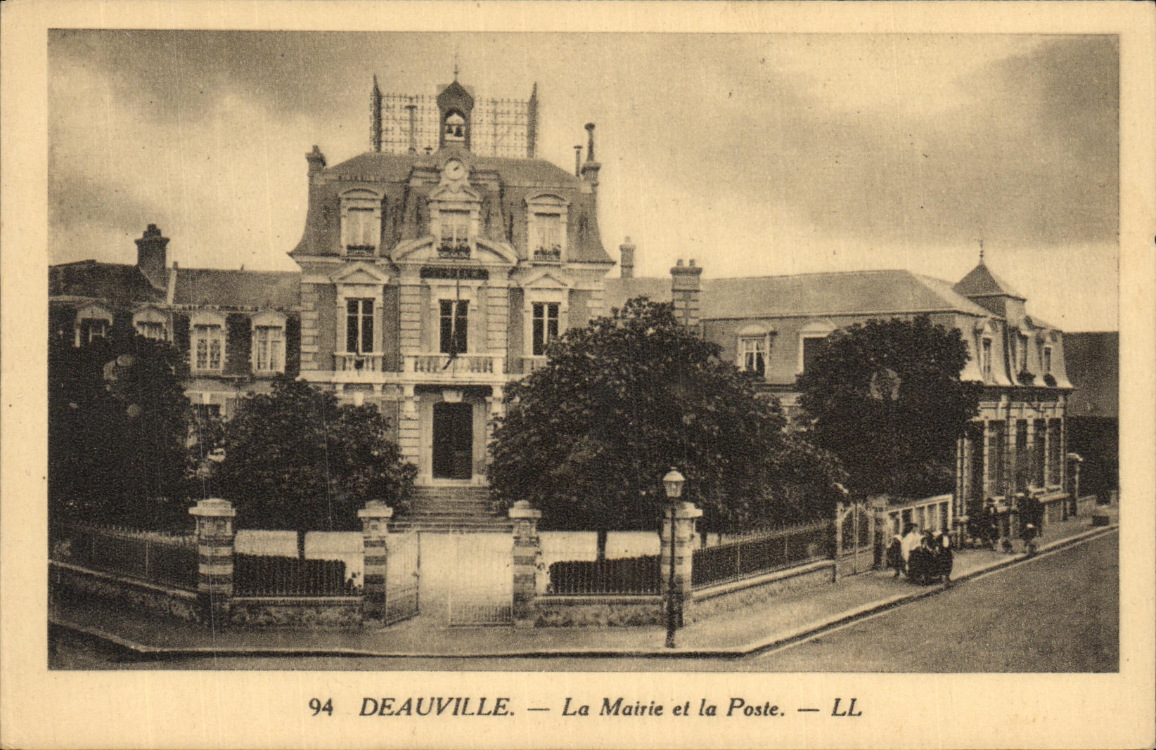 Deauville — La Mairie et la Poste — LL