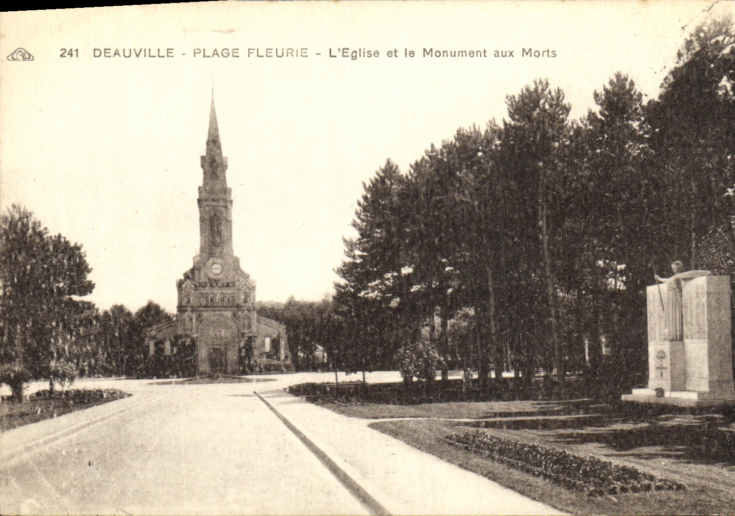 Deauville - Plage Fleurie - L'Église et le Monument aux Morts