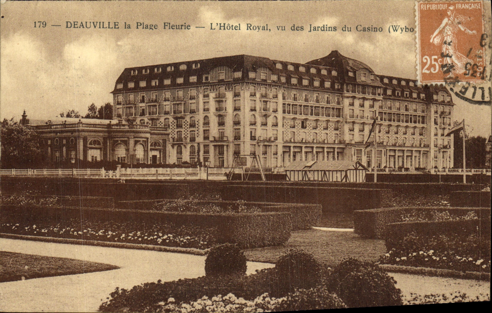 Deauville la Plage Fleurie — L'Hôtel Royal, vu des Jardins du Casino (Wybo)