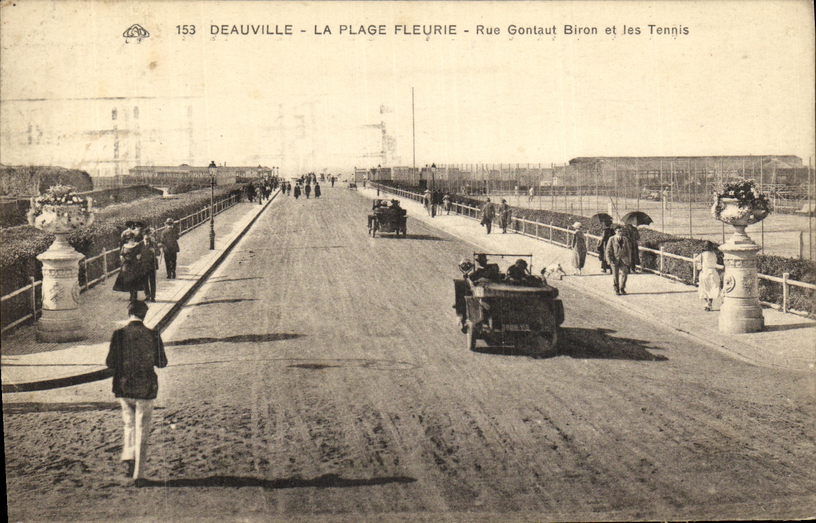 Deauville - La Plage Fleurie - Rue Gontaut Biron et les Tennis