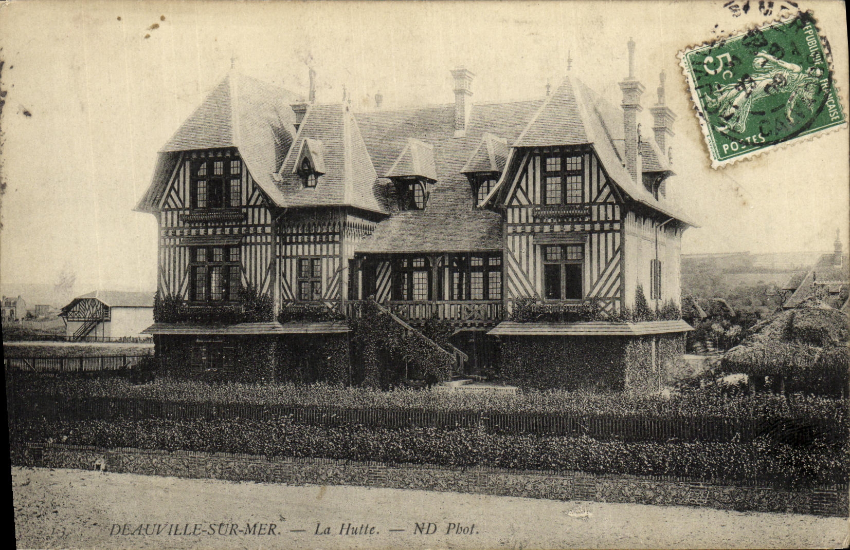 Deauville-sur-Mer — La Hutte — ND Phot.