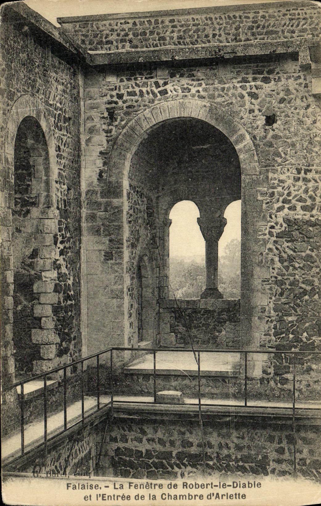 CPA Falaise La Fenetre de Robert Le Diable et l entree de la chambre d Arlette 