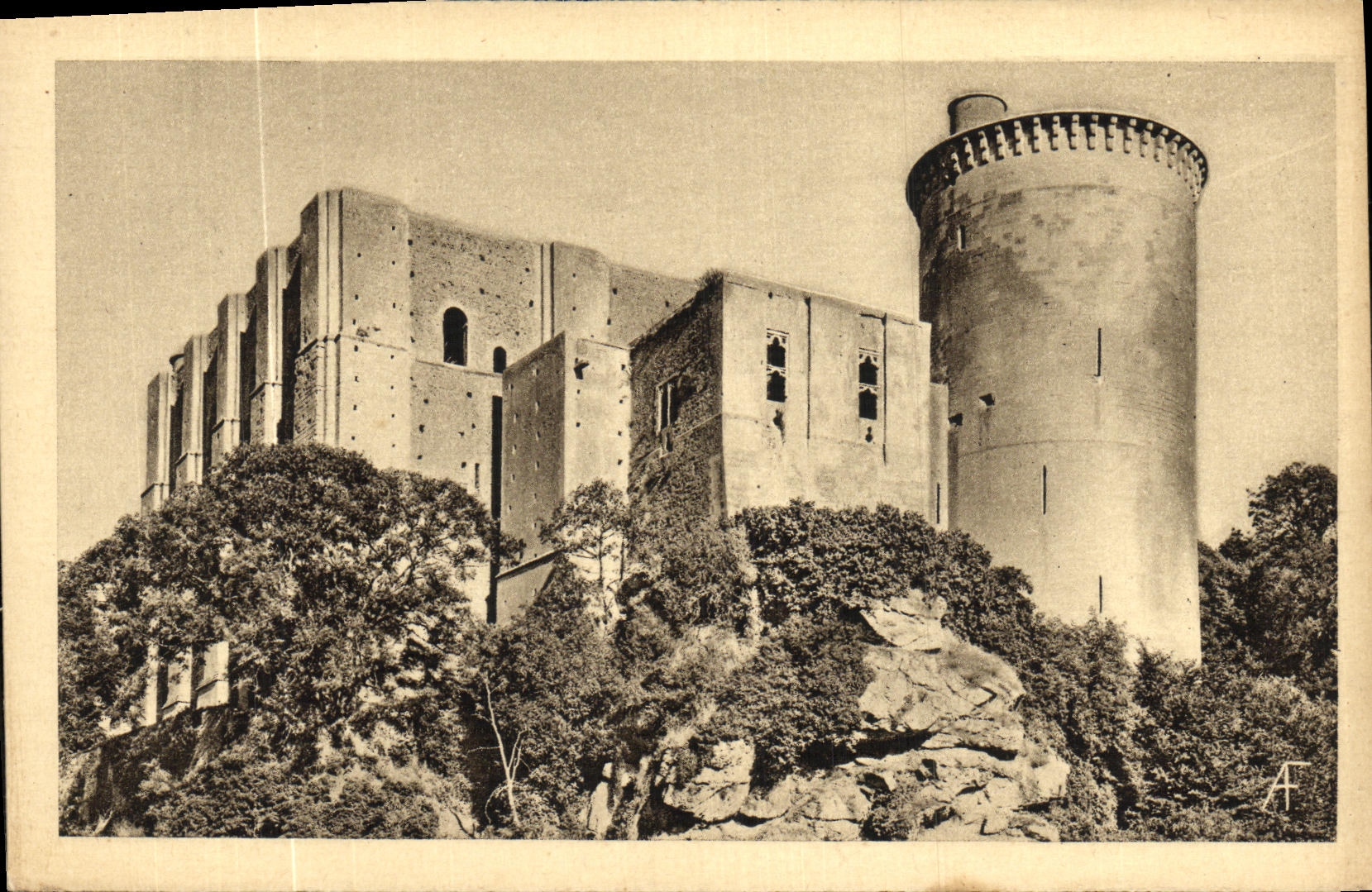 Falaise — Le Château de Guillaume-le-Conquérant (XIIIe) et la Tour Talbot — A. Froment, Photo-Éditeur, Caen