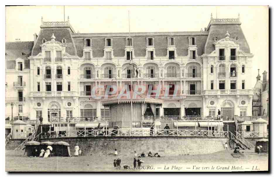 Cabourg — Die Strandpromenade — Blick zum Grand Hotel — I.L.
