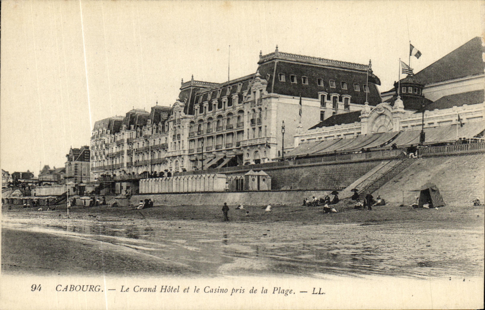Cabourg — Le Grand Hôtel et le Casino pris de la Plage — LL.