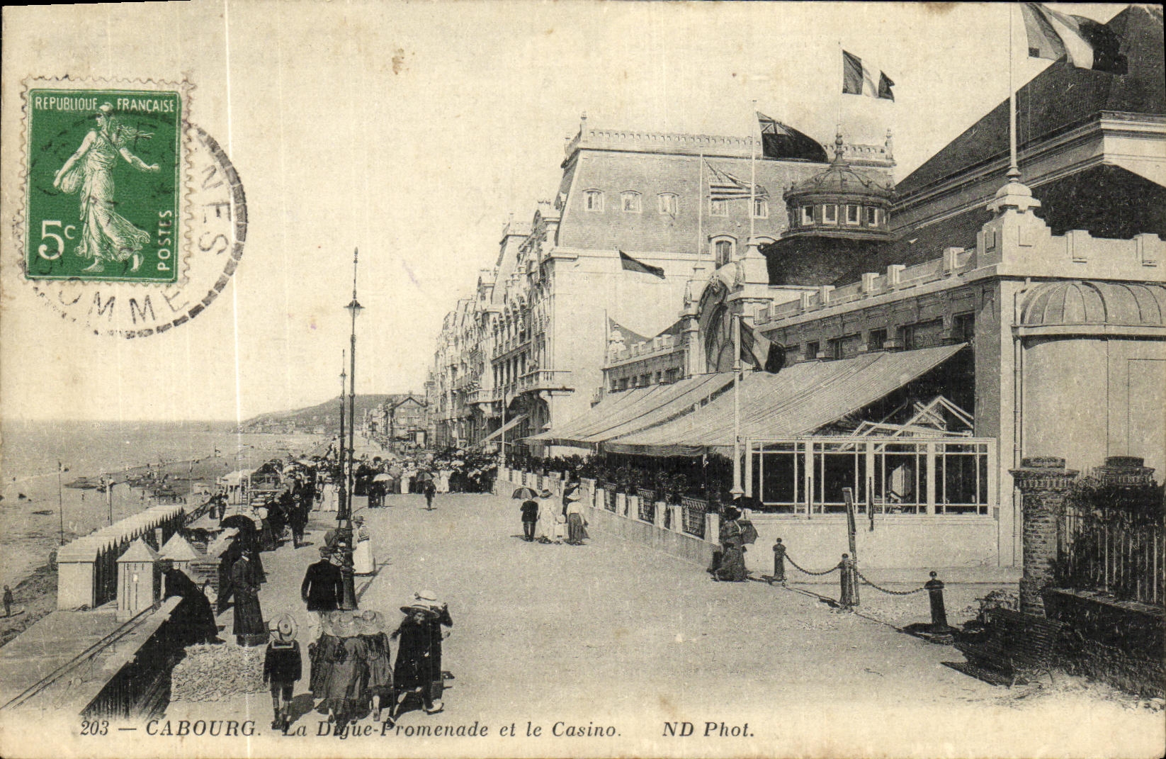 Cabourg — La Digue-Promenade et le Casino — ND Phot.