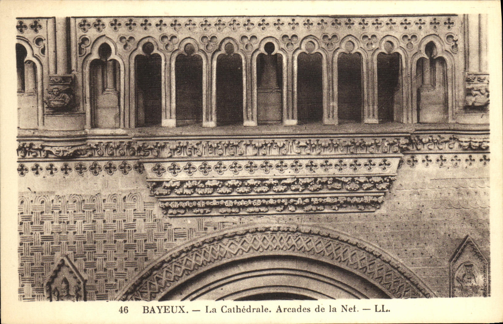 Bayeux — La Cathédrale. Arcades de la nef — LL.