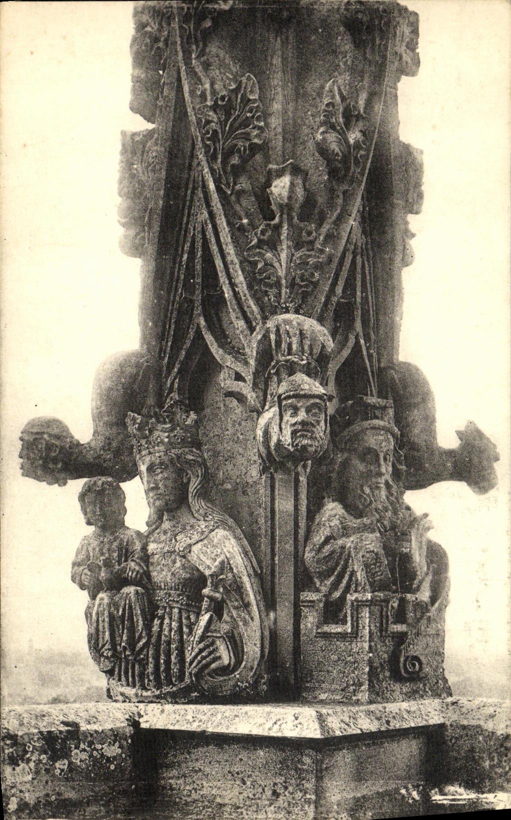 CPA Bayeux La Cathedrale Sculpture a la tour centrale