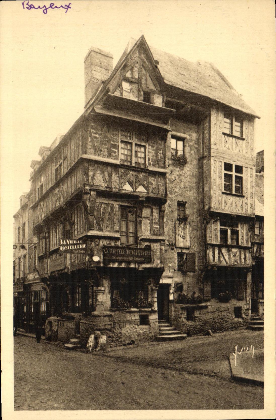 Bayeux — Vieilles maisons à l'angle de la rue St-Martin et rue des Cuisiniers — Les Éditions d'Art 'La Douce France'