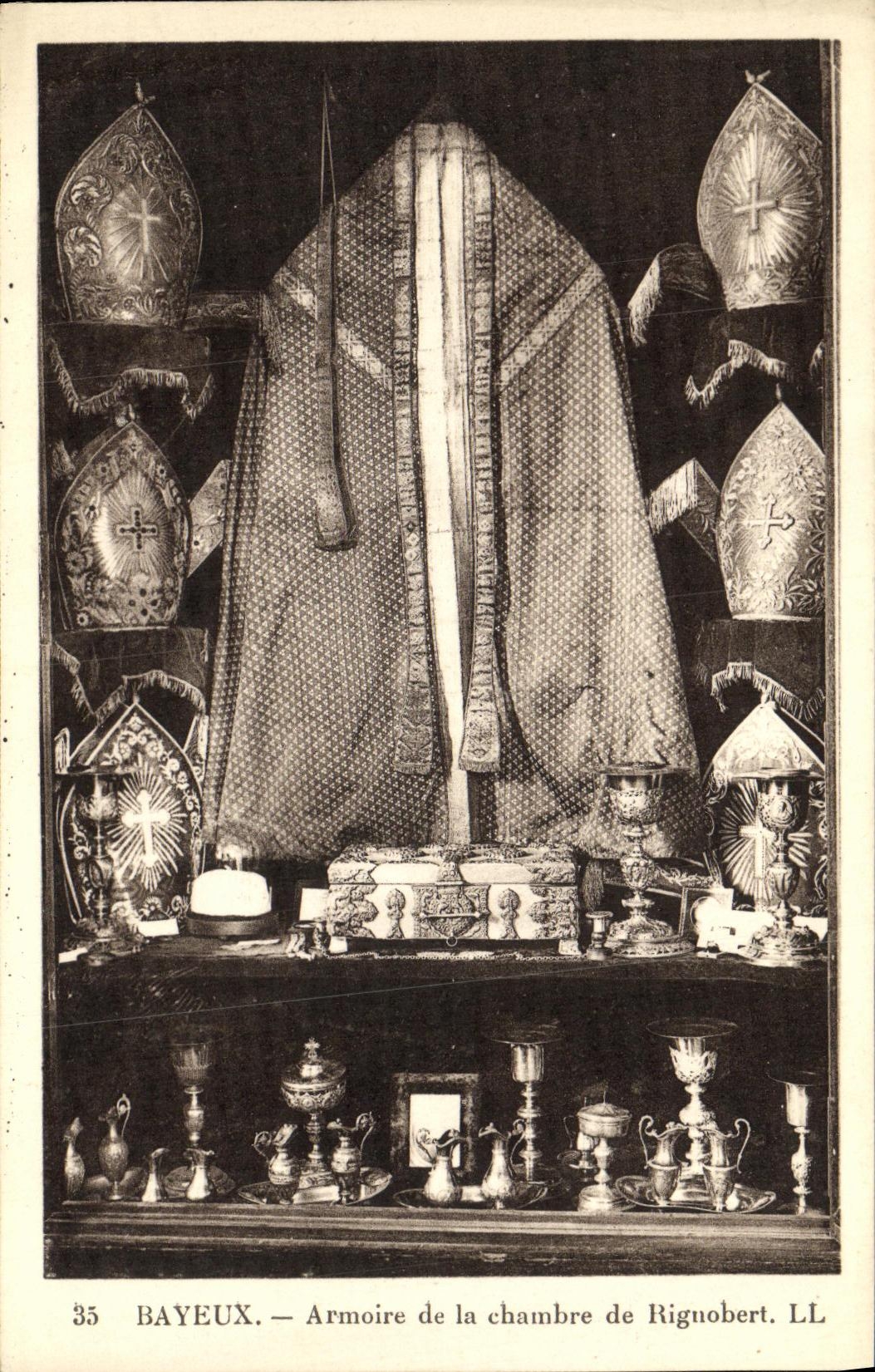 Bayeux — Armoire de la chambre de Rignobert — LL