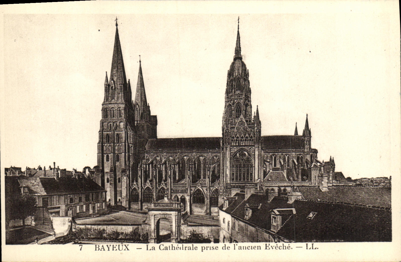 Bayeux — La Cathédrale prise de l'ancien Evêché — LL.