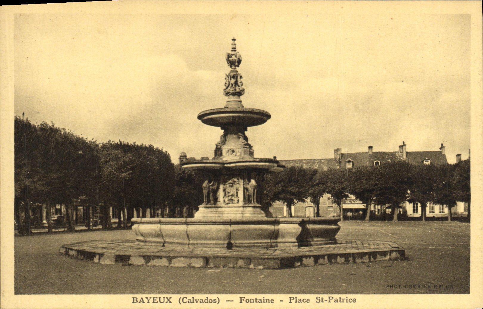 Bayeux (Calvados) — Fontaine - Place St-Patrice — Phot. Cornier Malcon