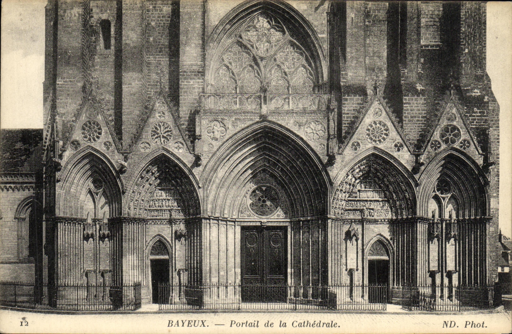 Bayeux — Portail de la Cathédrale — ND. Phot.