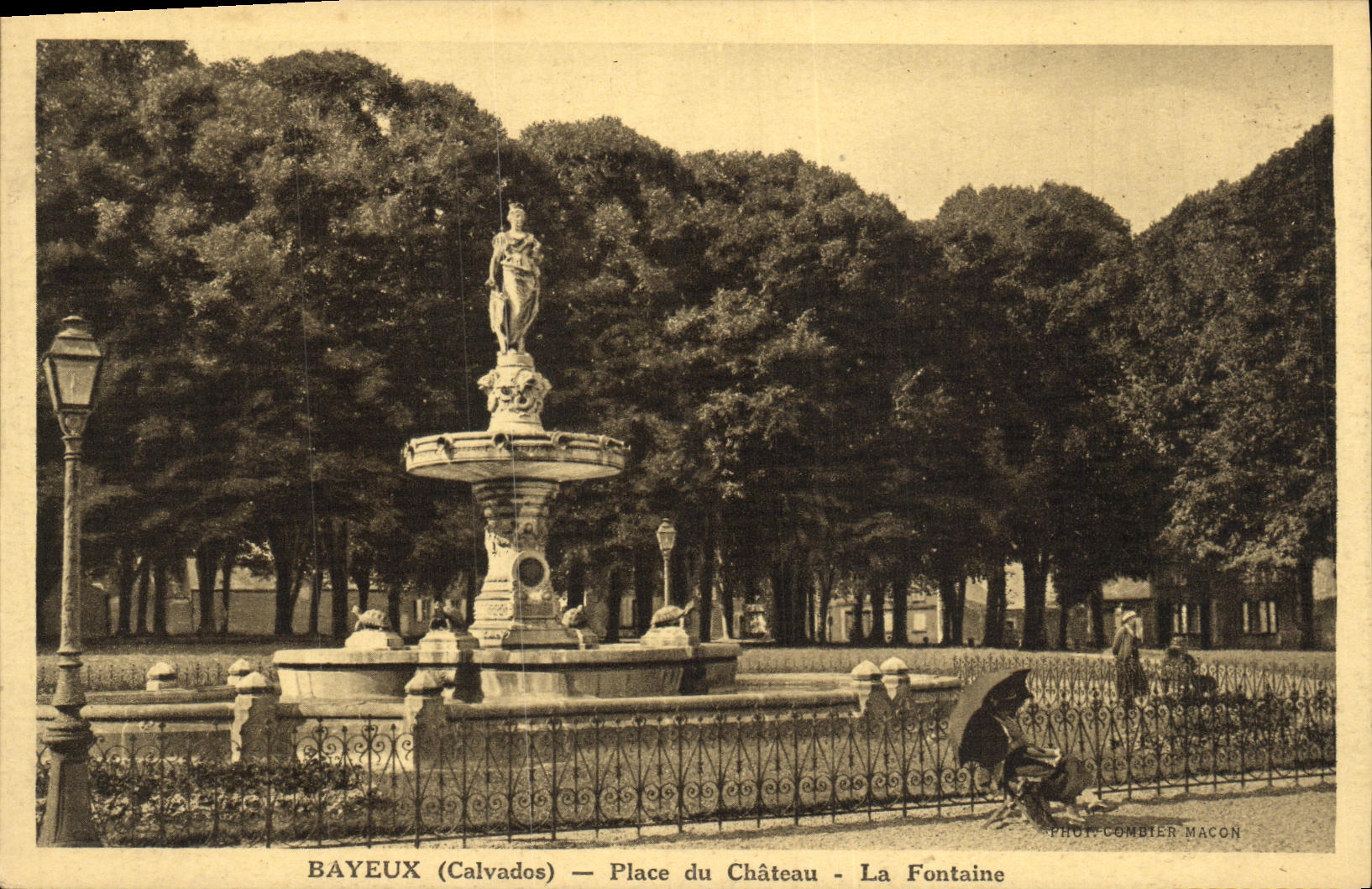 Bayeux (Calvados) — Place du Château — La Fontaine — Phot. Combier Macon