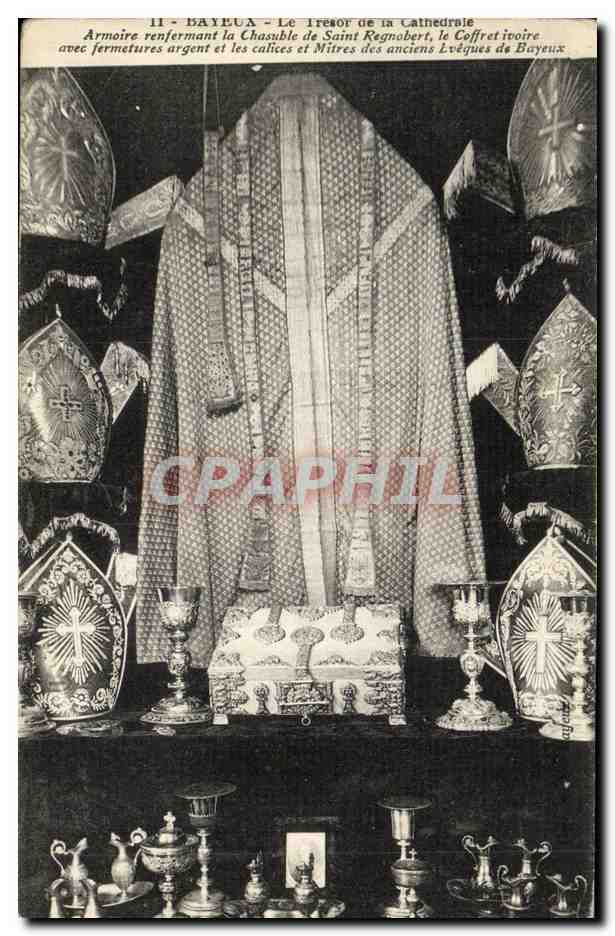 Bayeux - Le Trésor de la Cathédrale — Armoire renfermant la Chasuble de Saint Regnobert, le Coffret ivoire avec fermetures argent et les Mitres des anciens Évêques de Bayeux