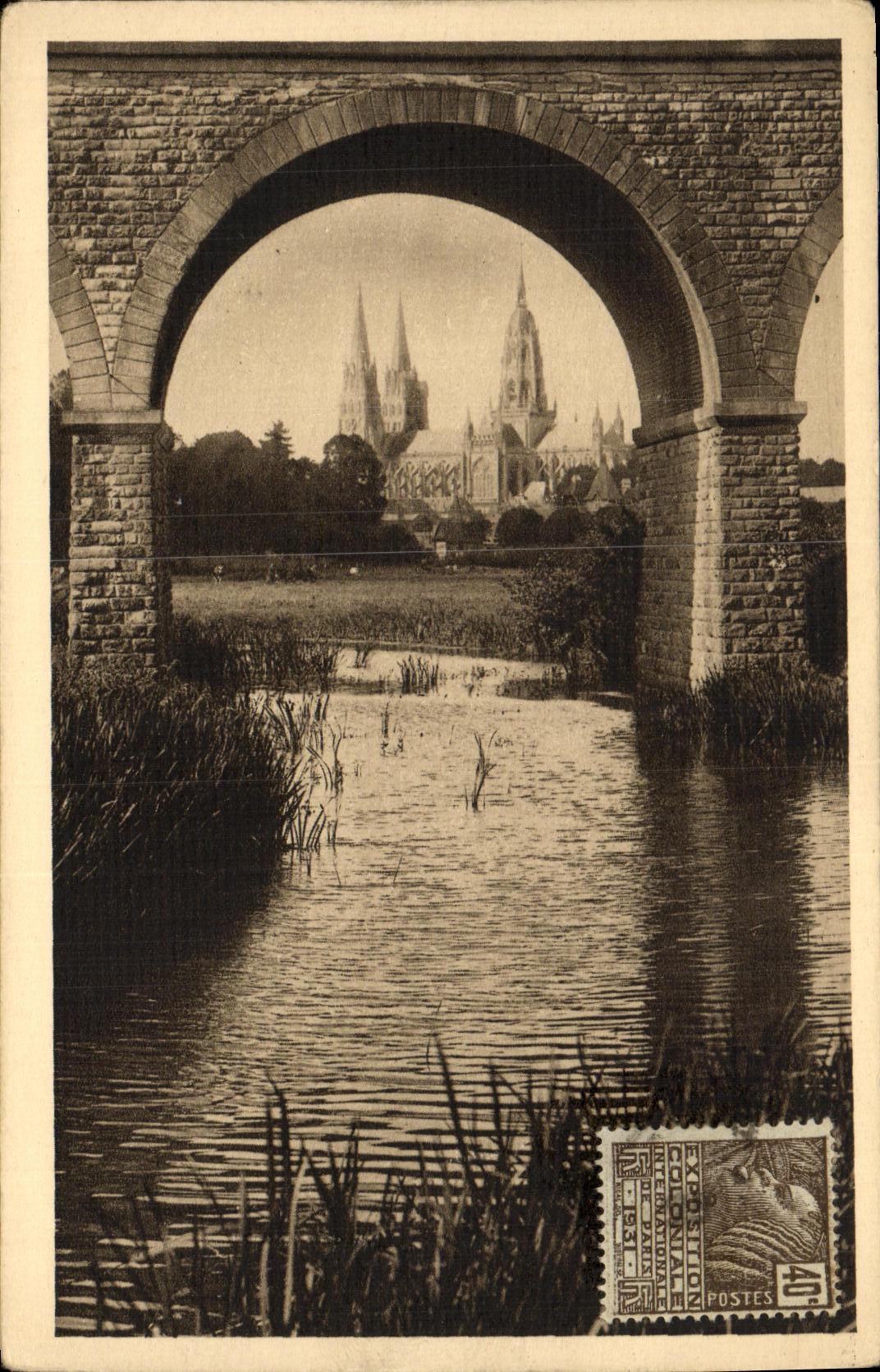La Cathédrale N.-D. vue d'un beau coin — Bayeux — éditeur V. Leontiey