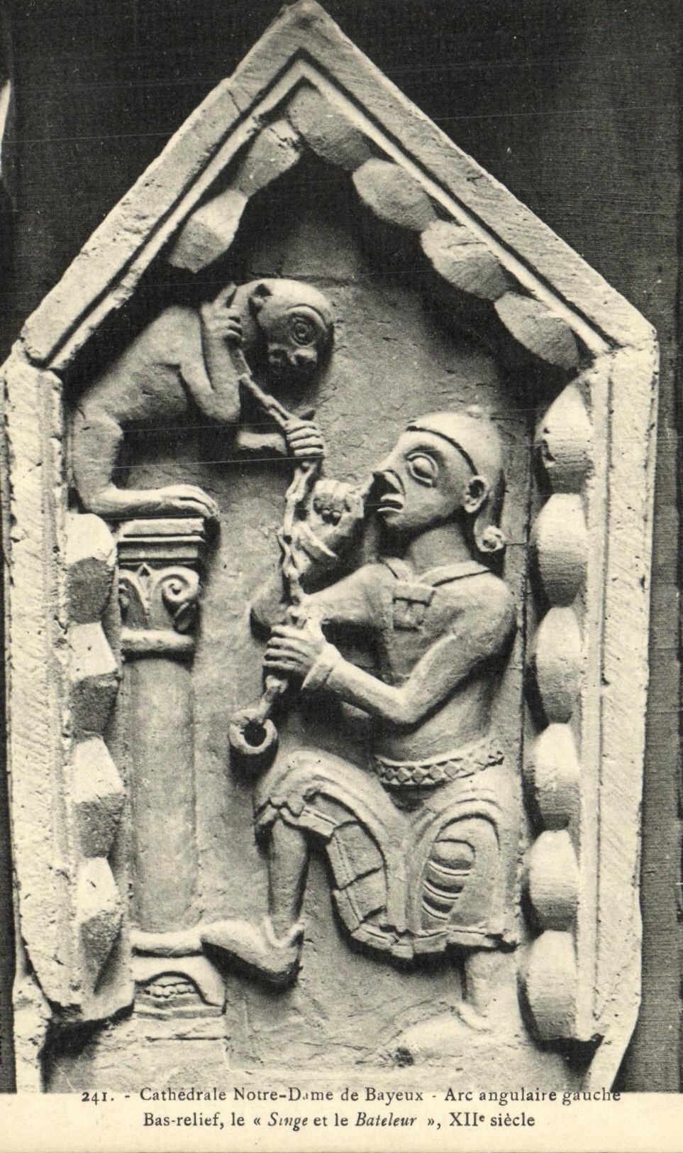 Kathedrale Notre-Dame de Bayeux - Linker Winkelbogen, Relief « Affe und der Clowns », 12. Jahrhundert