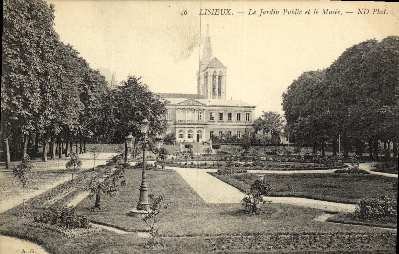 Lisieux — Le Jardin Public et le Musée — ND Phot.