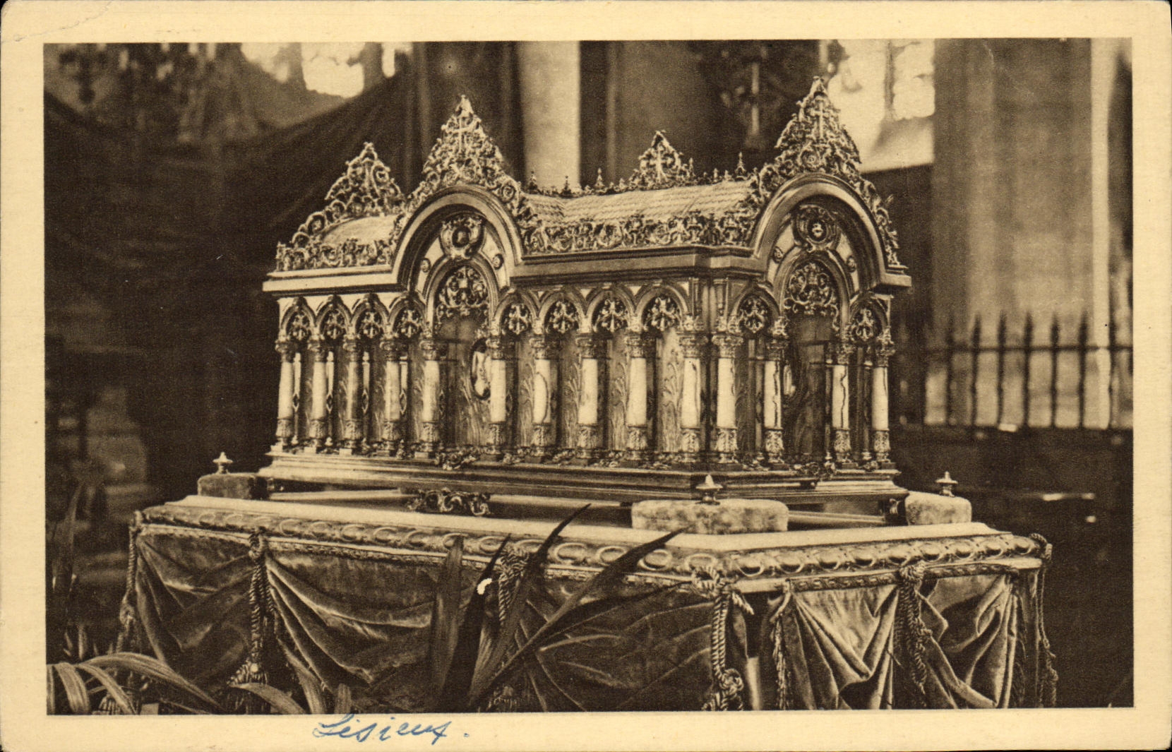 CPA La Basilique De Lisieux Petite chasse de vermeil offerte par le Bresil