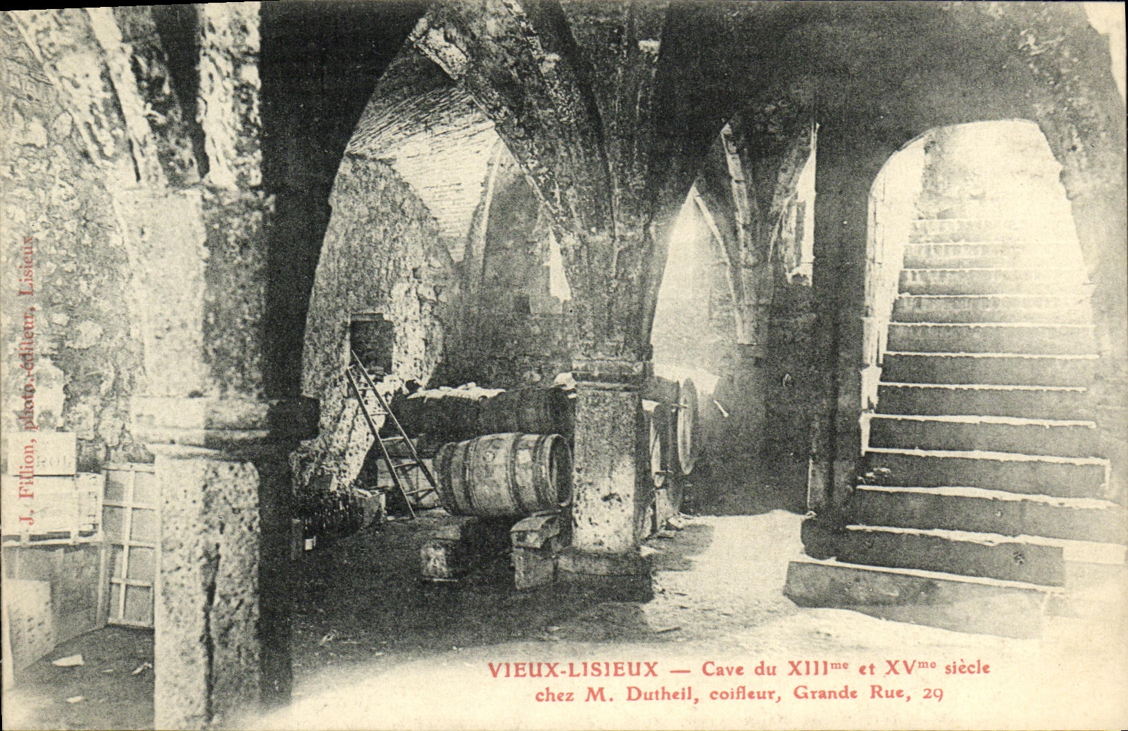 CPA Vieux Lisieux Cave du 13eme chez M Dutheil Coiffeur Gradne Rue 