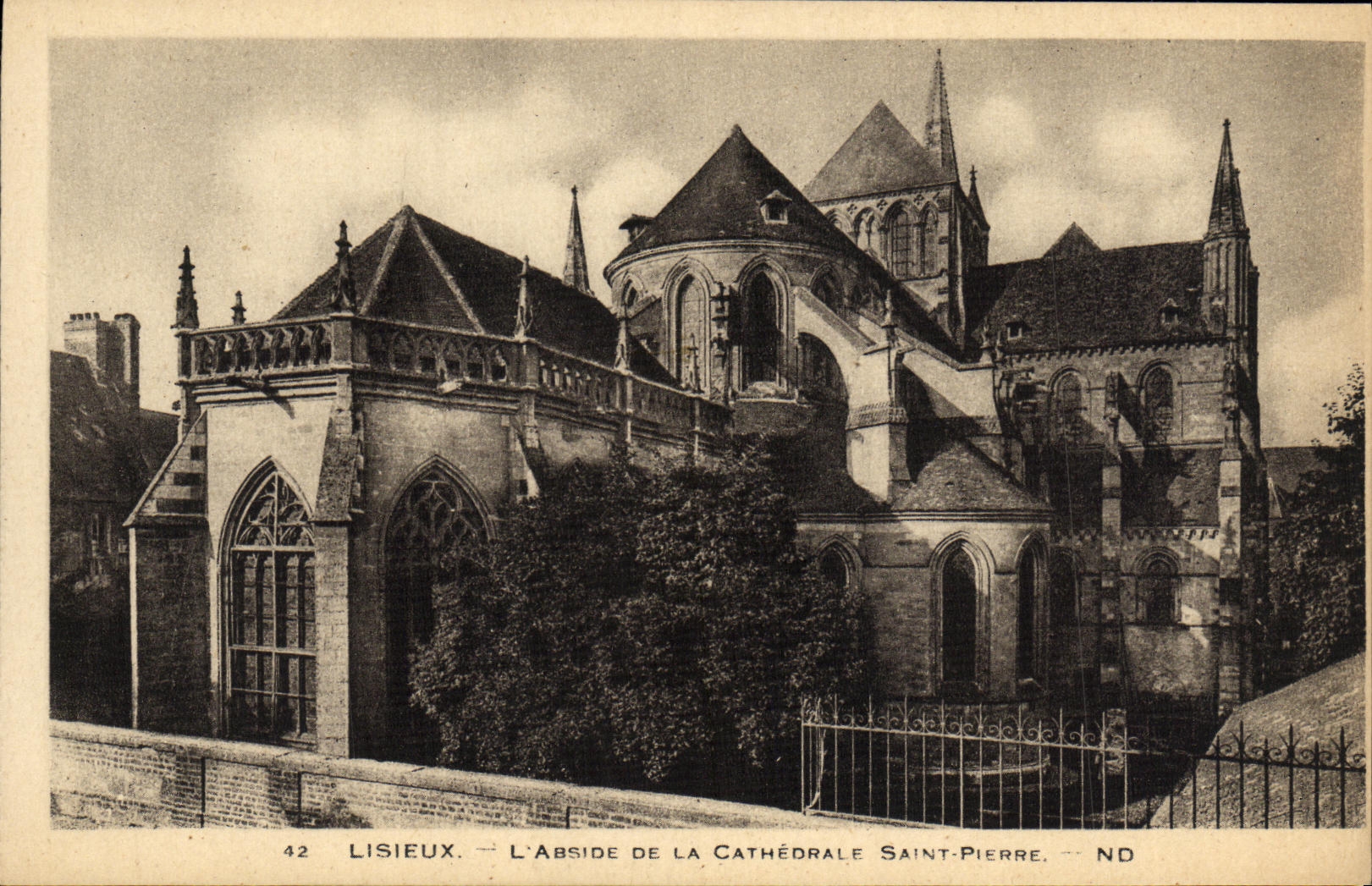 CPA Lisieux L Abside De La Cathedrale Saint Pierre