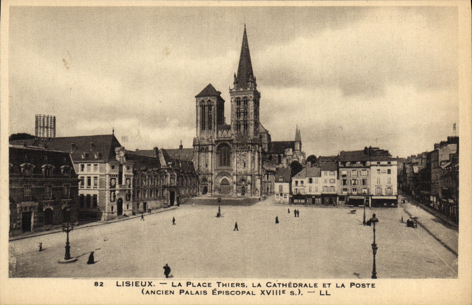 Lisieux — La Place Thiers, la Cathédrale et la Poste — Ancien Palais Épiscopal XVIIIe s. — LL