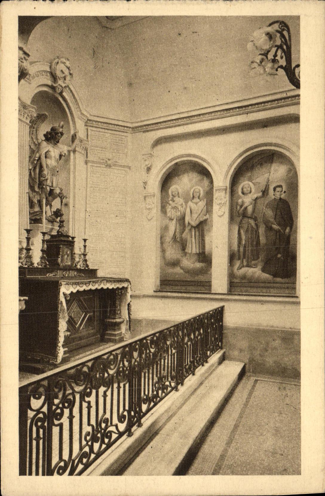 Kapelle der Carmeliterinnen von Lisieux — Altar des hl. Michael und Fresken der Lieblingsheiligen der hl. Thérèse — Verlag nicht sichtbar