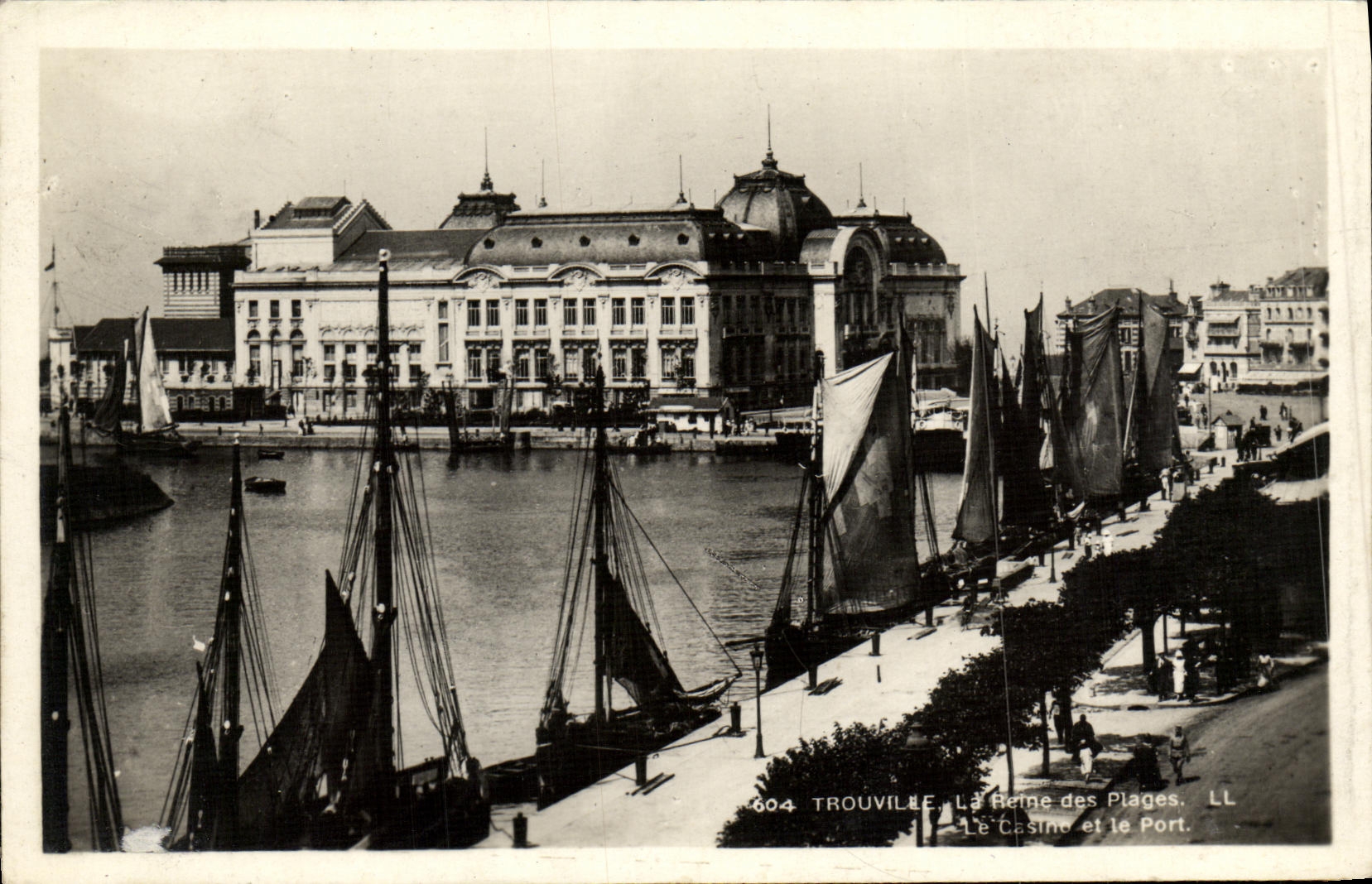 CPA Trouville La Reine Des Plages Le casino et le port Bateaux 