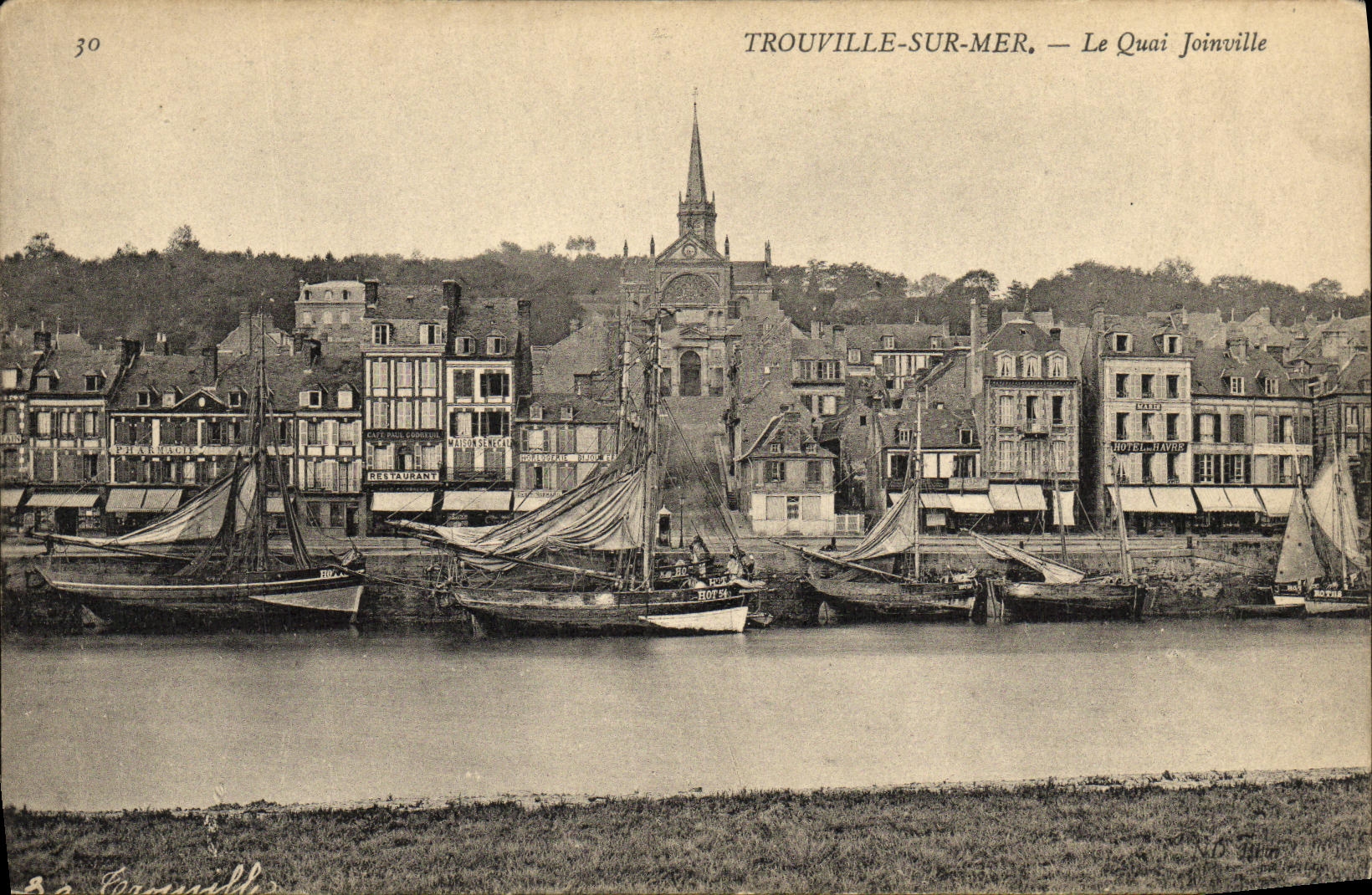 CPA Trouville sur Mer Le Quai Joinville Bateaux