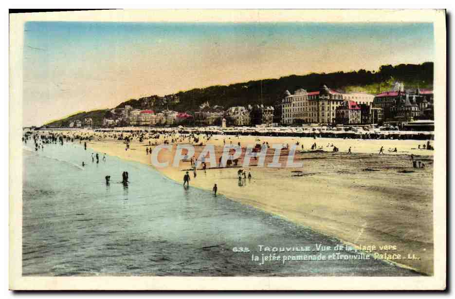 CPA Trouville Vue de la Plage veps la Jetee pramenade et Trouville Palace