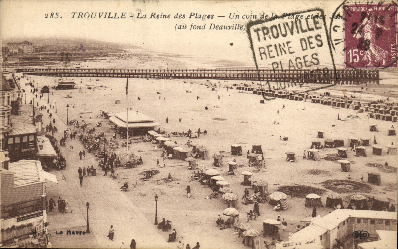 CPA Trouville La Reine des Plages Un Coin de la Plage et les jetees Au fond Deauville 