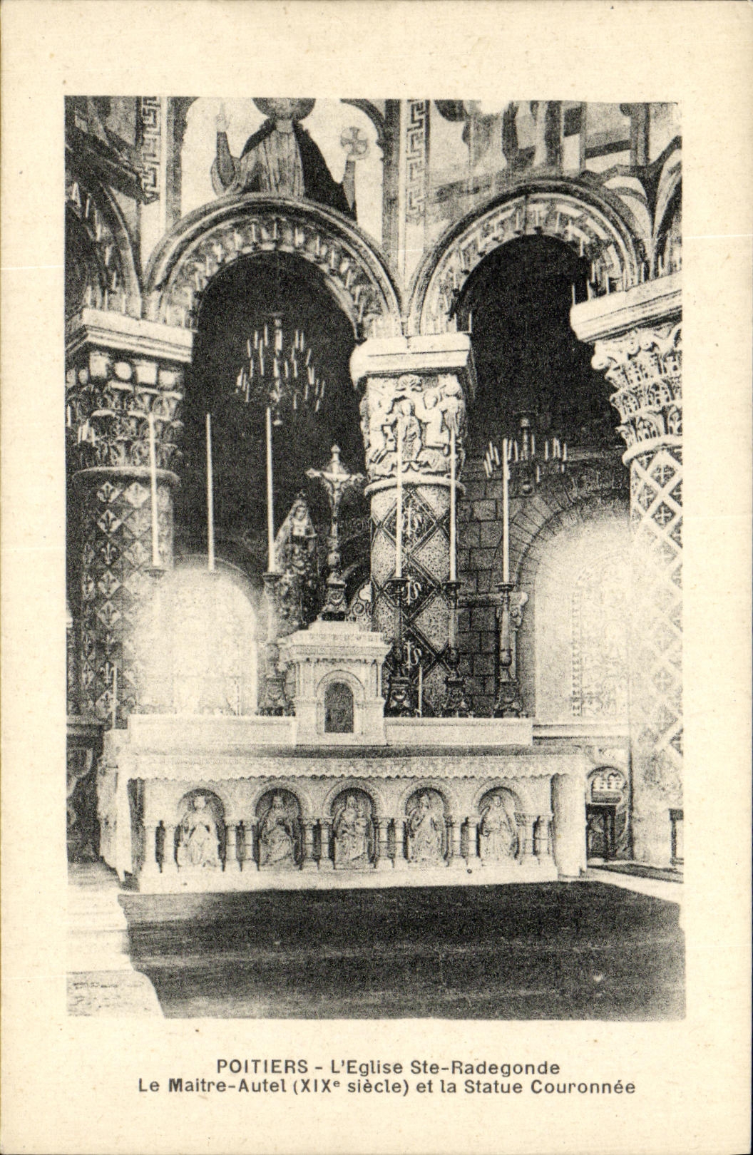 Poitiers - L'Église Ste-Radegonde - Le Maître-Autel (XIXe siècle) et la Statue Couronnée