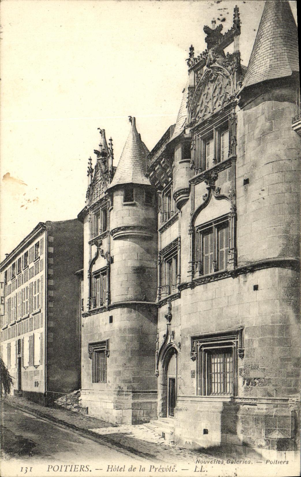 Poitiers — Hôtel de la Prévôté — LL. — Nouvelles Galeries — Poitiers