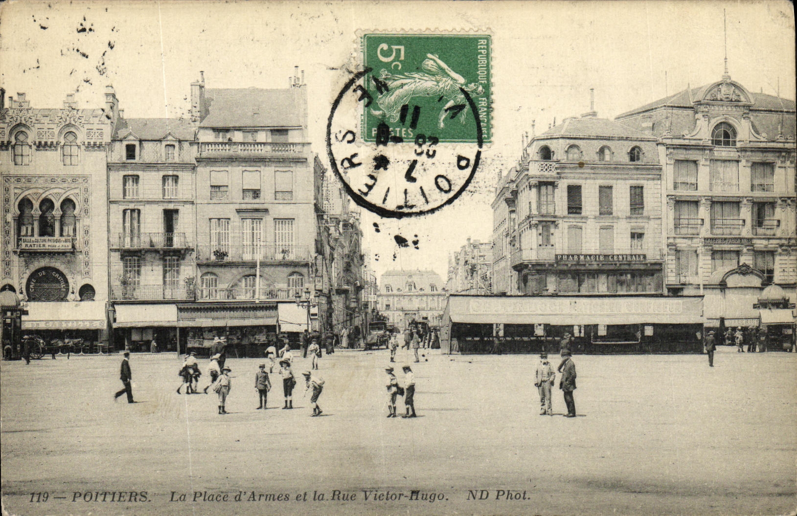 Poitiers — La Place d'Armes et la Rue Victor-Hugo — ND Phot. n°119