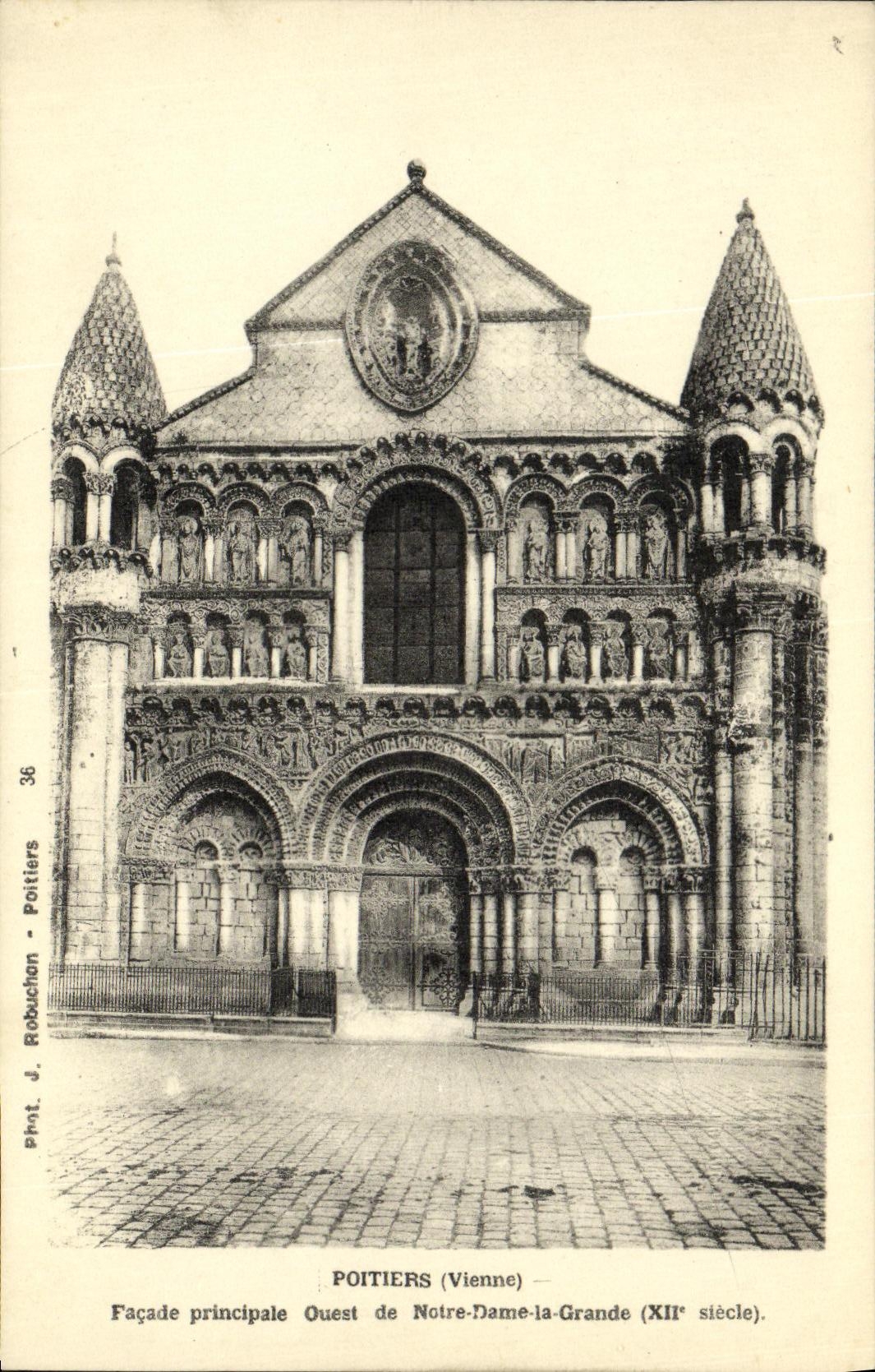Poitiers (Vienne) — Façade principale Ouest de Notre-Dame-la-Grande (XIIe siècle) — Phot. J. Robuchan, Poitiers, n°36
