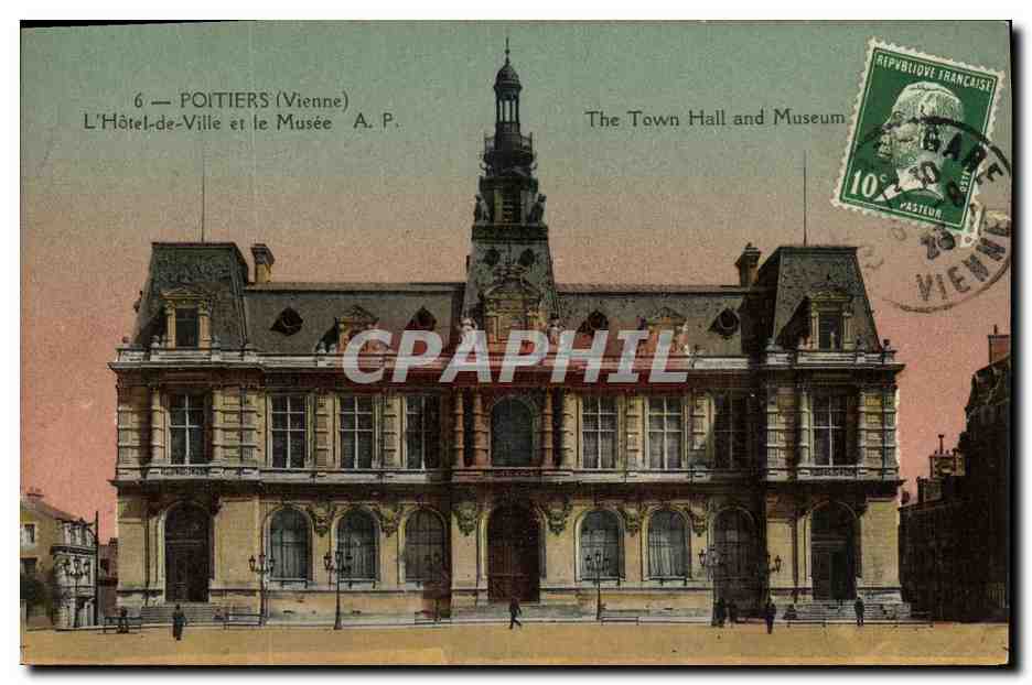 Poitiers (Vienne) — L'Hôtel-de-Ville et le Musée — A. P.