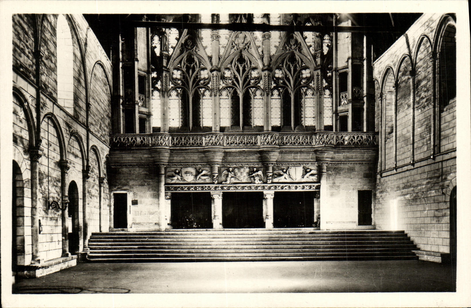 Poitiers — Palais de Justice — La cheminée des Comtes de Poitiers