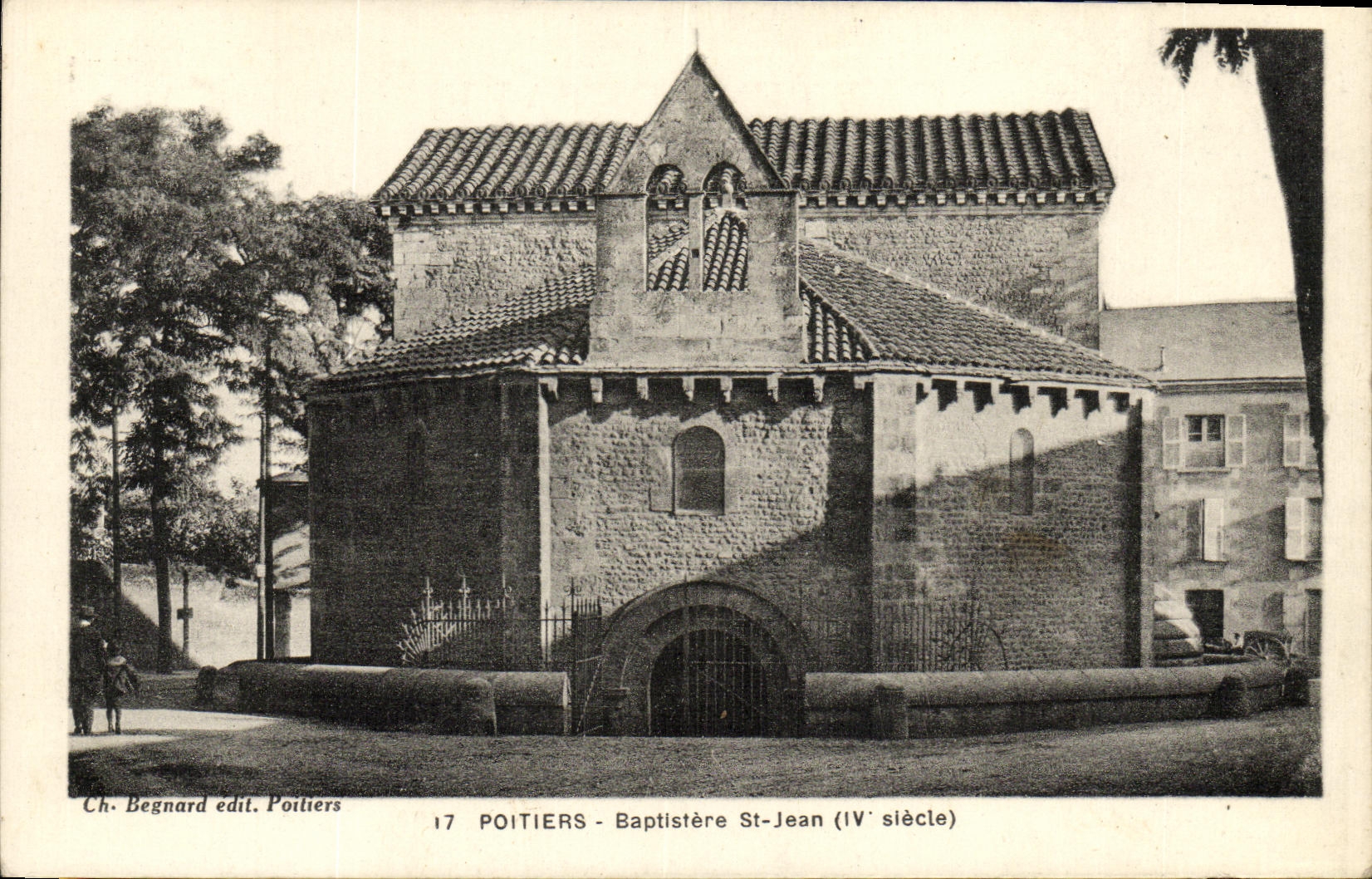 CPA Poitiers Baptistere St Jean 4eme