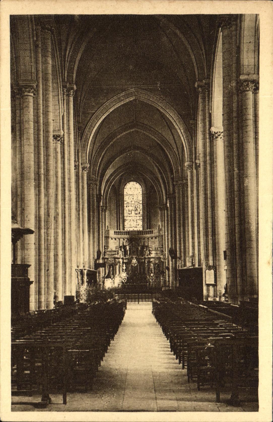 Poitiers — Nef centrale de la Cathédrale Saint-Pierre — J. Robuchon, photo. Diff. — Repropl. Int.