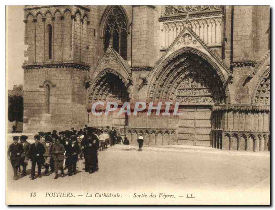 Poitiers — La Cathédrale — Sortie des Vêpres — LL. — N° 13